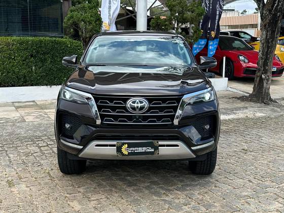 TOYOTA HILUX 2.8 D-4D TURBO DIESEL CD SRX 4X4 AUTOMÁTICO TOYOTA HILUX 2.8 D-4D TURBO DIESEL CD SRX 4X4 AUTOMÁTICO